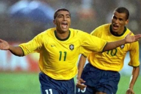 特维斯率塔列雷斯对阵博卡，赛后收到博卡赠送的纪念球衣